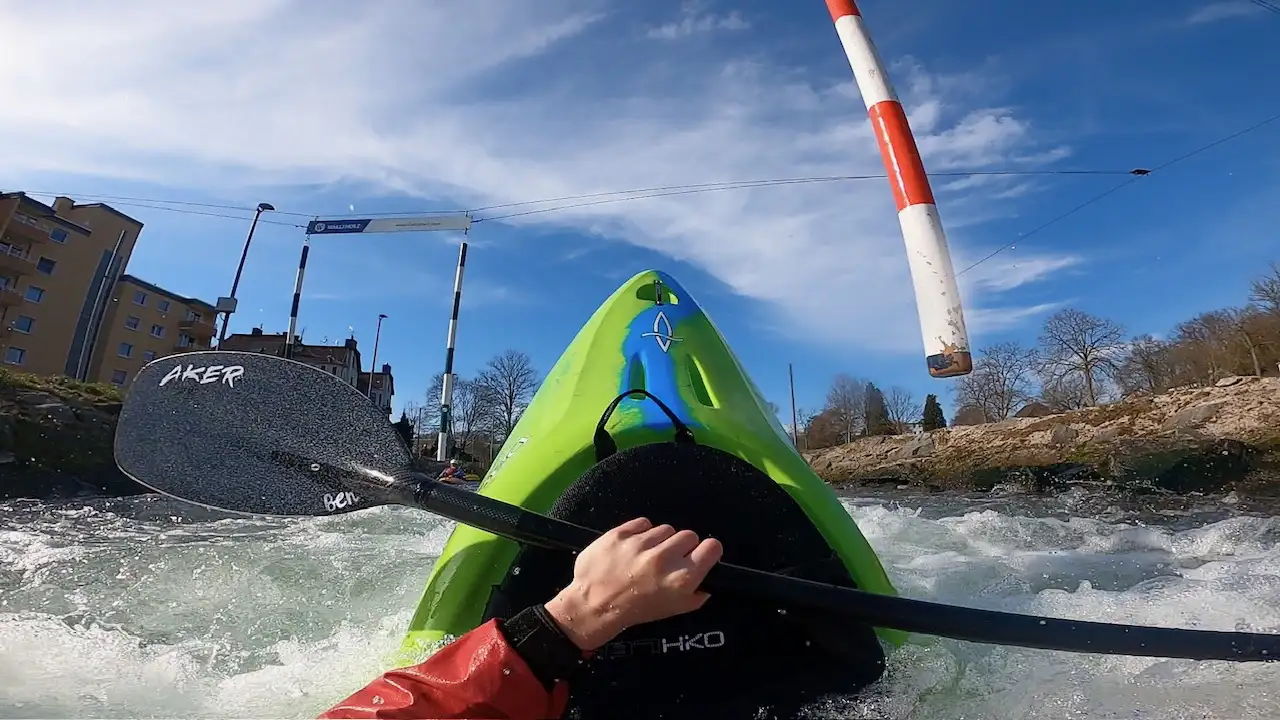 Winkende Paddel auf dem Rhein